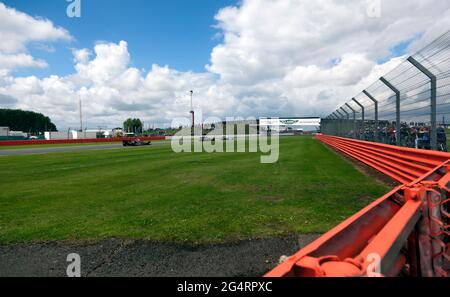 Les concurrents s'approchent du pont de l'autre côté de la ligne droite de Wellington, lors de la course historique de Formule 1 des maîtres de la FIA, Silverstone Classic 2017 Banque D'Images