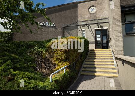 Carlow Town, Comté de Carlow, Irlande, 12 juin 2021. Entrée au bureau public de la gare de Carlow Garda Banque D'Images