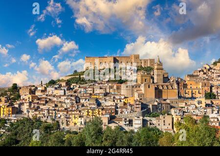 Caccamo, Sicile. Cité médiévale italienne avec le château normand dans les montagnes de Sicile, Italie. Vue sur la ville de Caccamo sur la colline avec les montagnes à l'arrière Banque D'Images