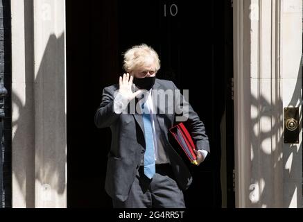 Londres, Royaume-Uni. 23 juin 2021. Le premier ministre, Boris Johnson, quitte le numéro 10 de Downing Street pour aller au Parlement pour les questions du premier ministre. Il sera confronté aux questions de Keir Starmer dans la boîte d'expédition. Boris Johnson part pour le crédit de PMQ: Mark Thomas/Alay Live News Banque D'Images