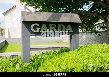 Carlow Town, Comté de Carlow, Irlande, 12 juin 2021. Panneau Garda devant la gare de Garda Banque D'Images