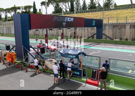 Vallelunga, Italie, juin 19 2021, Championnat pur ETCR. Voitures de course électriques alignées à la porte de départ Banque D'Images