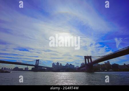 Pont de Brooklyn sous le ciel bleu et les nuages blancs, vue sur les bâtiments de la ville.UNE vue célèbre de la ville de New York, États-Unis octobre 2016. Banque D'Images