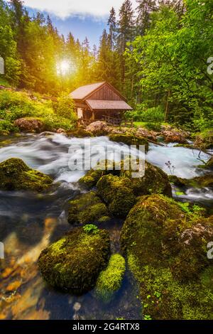 Le moulin de Gollinger à la chute d'eau de Gollinger à Golling, Salzbourg, Autriche. Un ancien moulin à eau près de la cascade de Gollinger au sud de Salzbourg. Banque D'Images