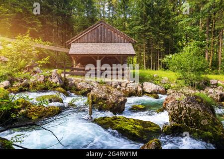 Le moulin de Gollinger à la chute d'eau de Gollinger à Golling, Salzbourg, Autriche. Un ancien moulin à eau près de la cascade de Gollinger au sud de Salzbourg. Banque D'Images