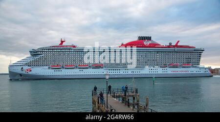 Portsmouth, Angleterre, Royaume-Uni. 2021. Le bateau de croisière Scarlet Lady sortant du port de Portsmouth est en cours dans le Solent, dans le sud de l'Angleterre, au Royaume-Uni Banque D'Images