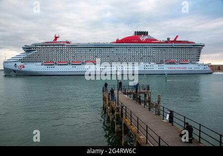 Portsmouth, Angleterre, Royaume-Uni. 2021. Le bateau de croisière Scarlet Lady sortant du port de Portsmouth est en cours dans le Solent, dans le sud de l'Angleterre, au Royaume-Uni Banque D'Images