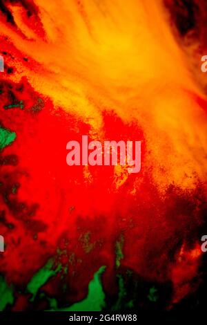 le tourbillon diffuse des couleurs d'encre colorées sur un fond blanc Banque D'Images