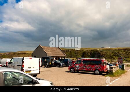 DURNESS SUTHERLAND ECOSSE LA GROTTE SMOO TOILETTES ET PARKING EN DÉBUT D'ÉTÉ Banque D'Images