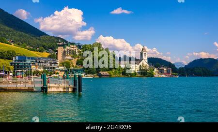 Promenade en remblai au lac Wolfgangsee en Autriche. Wolfgangsee est l'un des lacs les plus connus de la région touristique de Salzkammergut en Autriche. Vil Banque D'Images