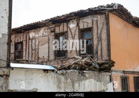 Maison abandonnée et en ruines à proximité du château d'Ankara. Banque D'Images
