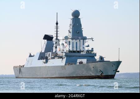 Le destroyer guidé de type 45 de la Marine royale HMS Defender (D36) arrive dans le port de Portsmouth - avril 2021 Banque D'Images