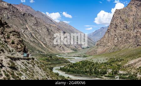 Route Manali-Leh en Himalaya indien avec camion. L'Himachal Pradesh, Inde Banque D'Images