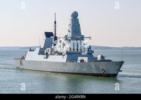Le destroyer guidé de type 45 de la Marine royale HMS Defender (D36) arrive dans le port de Portsmouth - avril 2021 Banque D'Images