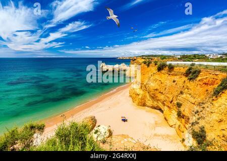 Praia dos Tres Castelos dans le sud du Portugal, Portimao, Algarve région. Paysage avec l'océan Atlantique, port et les roches à Tres Castelos beach (Praia dos Banque D'Images