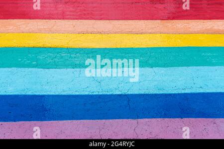 Arrière-plan arc-en-ciel peint sur le chemin de l'asphalte, espace de copie, toile de fond colorée, liberté et amitié, accent sélectif abstrait, la paix Banque D'Images