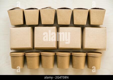 Pose à plat de papier kraft ou de cartons sur fond en bois Banque D'Images