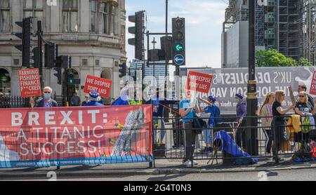 Parliament Square, Londres, Royaume-Uni. 23 juin 2021. Le groupe d'action anti-Brexit Sodem action prend le relais des jonctions menant au Parlement sur la place du Parlement à Westminster avec de grandes bannières et des protestations vocales. Crédit : Malcolm Park/Alay Live News Banque D'Images