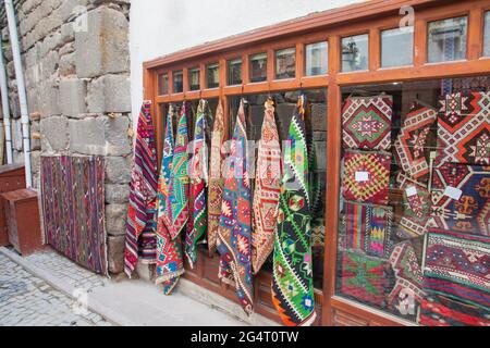 La boutique qui expose ses tapis et moquettes à l'extérieur du château d'Ankara Banque D'Images