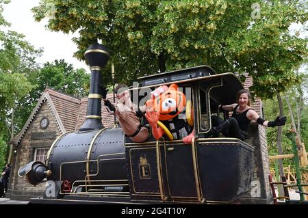 Potsdam, Allemagne. 23 juin 2021. Avec la locomotive Emma, la mascotte Flimmy et les cascades Fritz et Leandra conduisent à la station Lummerlland. Le 24.06.2021 le Filmpark Babelsberg ouvre avec de nouvelles attractions pour les visiteurs. Credit: Bernd Settnik/dpa/dpa-Zentralbild/dpa/Alay Live News Banque D'Images