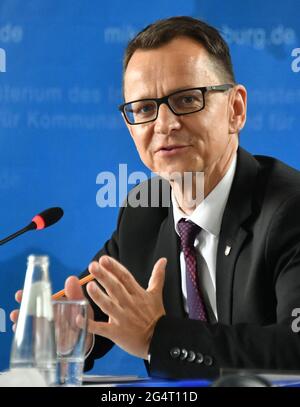 Potsdam, Allemagne. 23 juin 2021. Jörg Müller, chef de l'Office pour la protection de la Constitution du Brandebourg, prend la parole lors de la conférence de presse pour présenter le Rapport 2020 sur la protection de la Constitution du Brandebourg. Credit: Bernd Settnik/dpa-Zentralbild/dpa/Alay Live News Banque D'Images