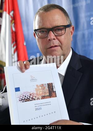 Potsdam, Allemagne. 23 juin 2021. Michael Stübgen (CDU) Ministre de l'intérieur du Brandebourg, tient le Rapport sur la protection de la Constitution 2020 entre ses mains. Credit: Bernd Settnik/dpa/Alay Live News Banque D'Images