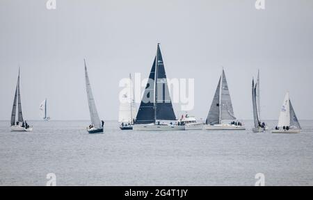 Bullins Bay, Kinsale, Cork, Irlande. 23 juin 2021. Les yachts passent à l'épreuve en pratique à Bulliens Bay, au large de Old Head, avant le début de la série de courses de la coupe Sovereign qui commence jeudi et dure quatre jours à Kinsale, Co. Cork, en Irlande. Credit David Creedon / Alamy Live News Banque D'Images