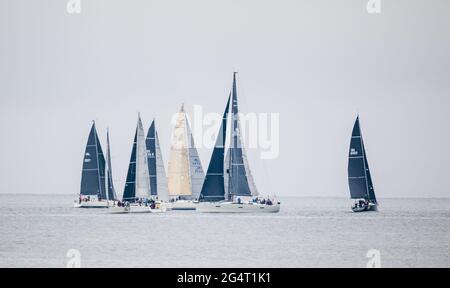 Bullins Bay, Kinsale, Cork, Irlande. 23 juin 2021. Les yachts passent à l'épreuve en pratique à Bulliens Bay, au large de Old Head, avant le début de la série de courses de la coupe Sovereign qui commence jeudi et dure quatre jours à Kinsale, Co. Cork, en Irlande. Credit David Creedon / Alamy Live News Banque D'Images