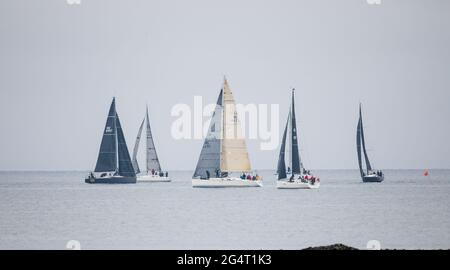 Bullins Bay, Kinsale, Cork, Irlande. 23 juin 2021. Les yachts passent à l'épreuve en pratique à Bulliens Bay, au large de Old Head, avant le début de la série de courses de la coupe Sovereign qui commence jeudi et dure quatre jours à Kinsale, Co. Cork, en Irlande. Credit David Creedon / Alamy Live News Banque D'Images