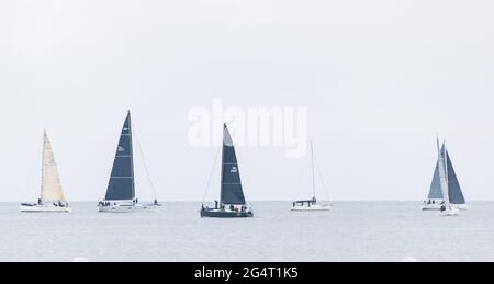 Bullins Bay, Kinsale, Cork, Irlande. 23 juin 2021. Les yachts passent à l'épreuve en pratique à Bulliens Bay, au large de Old Head, avant le début de la série de courses de la coupe Sovereign qui commence jeudi et dure quatre jours à Kinsale, Co. Cork, en Irlande. Credit David Creedon / Alamy Live News Banque D'Images