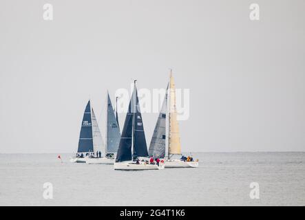 Bullins Bay, Kinsale, Cork, Irlande. 23 juin 2021. Les yachts passent à l'épreuve en pratique à Bulliens Bay, au large de Old Head, avant le début de la série de courses de la coupe Sovereign qui commence jeudi et dure quatre jours à Kinsale, Co. Cork, en Irlande. Credit David Creedon / Alamy Live News Banque D'Images