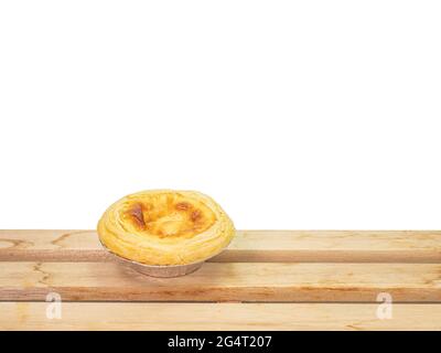 Tarte aux œufs, un gros plan de la pâtisserie à tarte à la crème anglaise maison isolée sur fond blanc. Banque D'Images