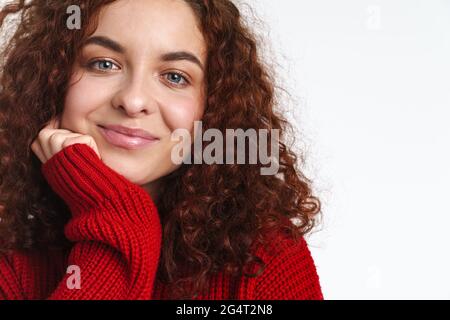 Joyeuse redhead maurily fille souriant et regardant l'appareil photo isolé sur fond blanc Banque D'Images