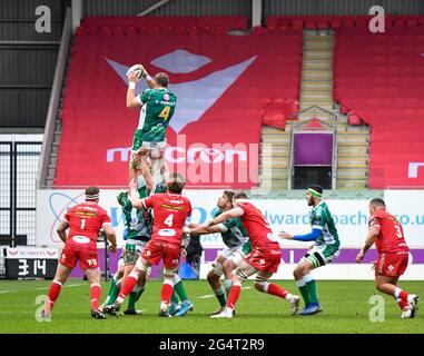 Llanelli, pays de Galles. 20 février 2021. Irne Herbst de Benetton revendique la ligne pendant le match Guinness PRO14 entre Scarlets et Benetton au parc y Scarlets à Llanelli, pays de Galles, Royaume-Uni le 20 février 2021. Les stades sportifs du Royaume-Uni restent soumis à des restrictions strictes en raison de la pandémie du coronavirus, car les lois de distanciation sociale du gouvernement interdisent aux fans à l'intérieur des lieux, ce qui entraîne des matchs à huis clos. Crédit : Duncan Thomas/Majestic Media. Banque D'Images