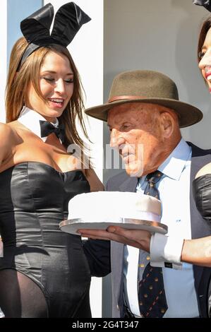 L'ancien pilote de course Stirling Moss célèbre son 82e anniversaire avec Playboy Bunny Girls au Goodwood Revival. Gâteau d'anniversaire. Octogénaire. Tricheur Banque D'Images