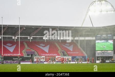 Llanelli, pays de Galles. 20 février 2021. La pluie déverse lors du match Guinness PRO14 entre Scarlets et Benetton au parc y Scarlets à Llanelli, pays de Galles, Royaume-Uni, le 20 février 2021. Les stades sportifs du Royaume-Uni restent soumis à des restrictions strictes en raison de la pandémie du coronavirus, car les lois de distanciation sociale du gouvernement interdisent aux fans à l'intérieur des lieux, ce qui entraîne des matchs à huis clos. Crédit : Duncan Thomas/Majestic Media. Banque D'Images