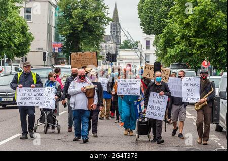 Cork, Irlande. 23 juin 2021. Environ 40 musiciens de Cork ont organisé une manifestation silencieuse à Cork cet après-midi. La manifestation a mis en évidence le fait que les musiciens n'ont pas pu jouer en direct depuis 15 mois en raison de la COVID-19. Les musiciens ont défilé sur South Mall, Merchant Quay et Patrick Street avant d'organiser un rallye sur Grand Parade. Crédit : AG News/Alay Live News Banque D'Images