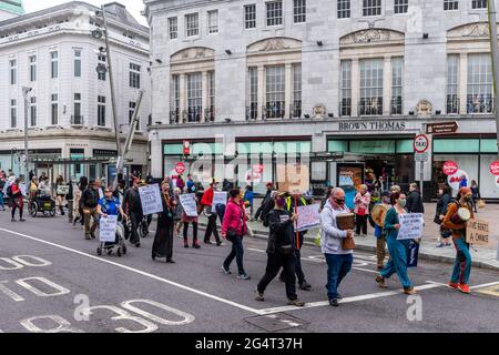 Cork, Irlande. 23 juin 2021. Environ 40 musiciens de Cork ont organisé une manifestation silencieuse à Cork cet après-midi. La manifestation a mis en évidence le fait que les musiciens n'ont pas pu jouer en direct depuis 15 mois en raison de la COVID-19. Les musiciens ont défilé sur South Mall, Merchant Quay et Patrick Street avant d'organiser un rallye sur Grand Parade. Crédit : AG News/Alay Live News Banque D'Images