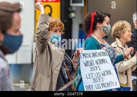 Cork, Irlande. 23 juin 2021. Environ 40 musiciens de Cork ont organisé une manifestation silencieuse à Cork cet après-midi. La manifestation a mis en évidence le fait que les musiciens n'ont pas pu jouer en direct depuis 15 mois en raison de la COVID-19. Les musiciens ont défilé sur South Mall, Merchant Quay et Patrick Street avant d'organiser un rallye sur Grand Parade. Crédit : AG News/Alay Live News Banque D'Images