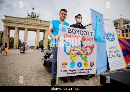 Berlin, Allemagne. 23 juin 2021. Les participants à une action de protestation de plusieurs organisations de défense des droits de l'homme contre l'attribution des Jeux Olympiques d'hiver de 2022 à Beijing se tiennent devant la porte de Brandebourg avec une bannière. Il se lit "boycott Beijing 2022". Credit: Christoph Soeder/dpa/Alay Live News Banque D'Images