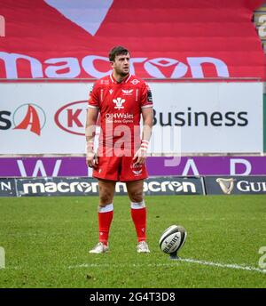 Llanelli, pays de Galles. 20 février 2021. DaN Jones de Scarlets sur le point de prendre une conversion pendant le match Guinness PRO14 entre Scarlets et Benetton au parc y Scarlets à Llanelli, pays de Galles, Royaume-Uni le 20 février 2021. Les stades sportifs du Royaume-Uni restent soumis à des restrictions strictes en raison de la pandémie du coronavirus, car les lois de distanciation sociale du gouvernement interdisent aux fans à l'intérieur des lieux, ce qui entraîne des matchs à huis clos. Crédit : Duncan Thomas/Majestic Media. Banque D'Images