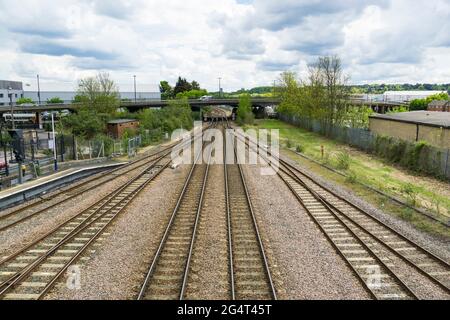 Voies ferrées en direction est depuis la gare de Lincoln, sous le pont Pelham 2021 Banque D'Images