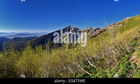 Montagnes Rocheuses Lowe Peak vues sur Oquirrh chaîne vers Utah Lake, Timpanogos, Wasatch Front par Rio Tinto Bingham Copper Mine, au printemps. Utah. Unis Banque D'Images