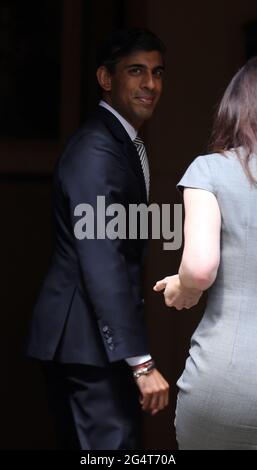 Londres, Angleterre, Royaume-Uni. 23 juin 2021. Le chancelier de l'Échiquier RISHI SUNAK est vu à l'extérieur du 11 Downing Street. Credit: Tayfun Salci/ZUMA Wire/Alay Live News Banque D'Images