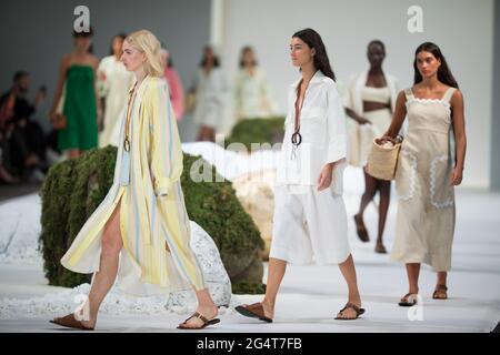 Les modèles marchent sur la piste pendant le spectacle d'Oroton pendant le Afterpay Australian Fashion week Resort 2022 Collections à Carriageworks le 1er juin 2021 in Banque D'Images