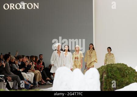 Les modèles marchent sur la piste pendant le spectacle d'Oroton pendant le Afterpay Australian Fashion week Resort 2022 Collections à Carriageworks le 1er juin 2021 in Banque D'Images