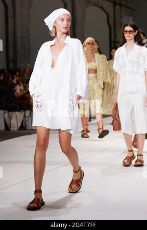 Les modèles marchent sur la piste pendant le spectacle d'Oroton pendant le Afterpay Australian Fashion week Resort 2022 Collections à Carriageworks le 1er juin 2021 in Banque D'Images