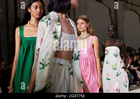 Les modèles marchent sur la piste pendant le spectacle d'Oroton pendant le Afterpay Australian Fashion week Resort 2022 Collections à Carriageworks le 1er juin 2021 in Banque D'Images