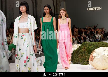 Les modèles marchent sur la piste pendant le spectacle d'Oroton pendant le Afterpay Australian Fashion week Resort 2022 Collections à Carriageworks le 1er juin 2021 in Banque D'Images