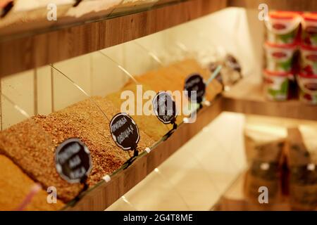 Kemer, Turquie - 25 mai 2021 : grand assortiment de condiments dans une boutique de souvenirs turque. Sélection de assaisonnements dans la boutique de cadeaux pour un cadeau. Condition élevée Banque D'Images